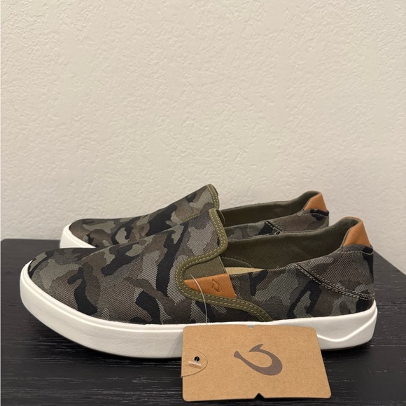 OluKai Kids Camo Slip-On Sneakers Men’s size 10.5 NWT - Picture 1 of 9